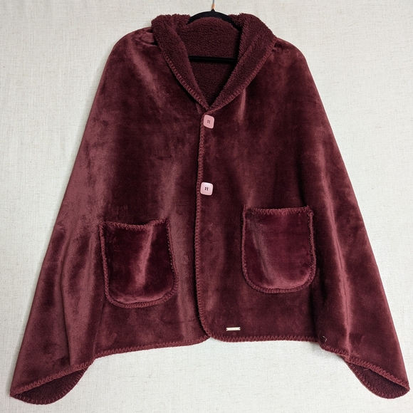 Ezrallora Ultra Soft Sherpa-Lined Cape Shawl with Pockets - Burgundy/Maroon - Picture 8 of 13